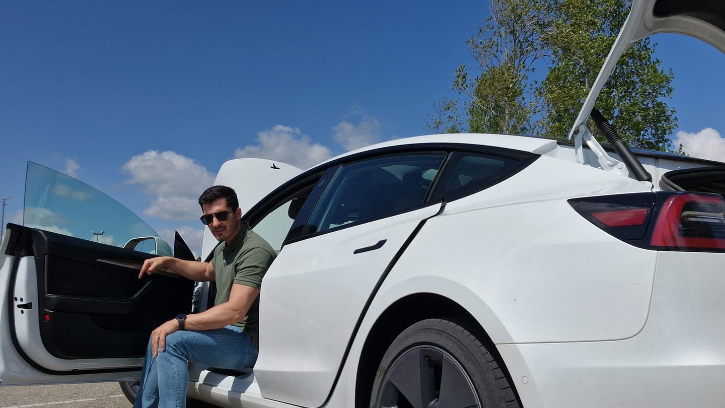 Tesla: Portas não abrem? Aprende a sair em caso de emergência
