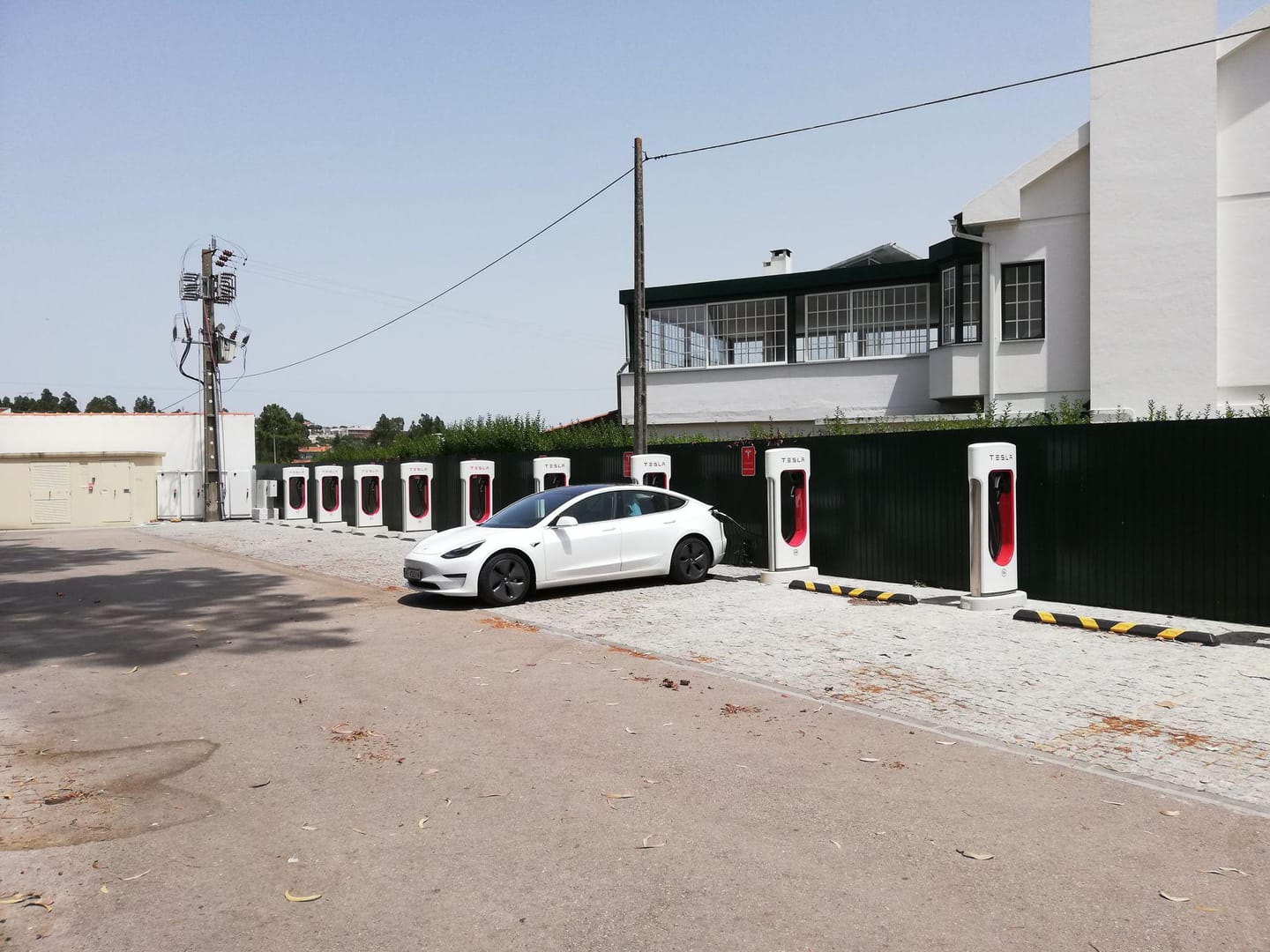 Supercharger de Fátima vai ter 18 novos postos V4 - obras já em curso