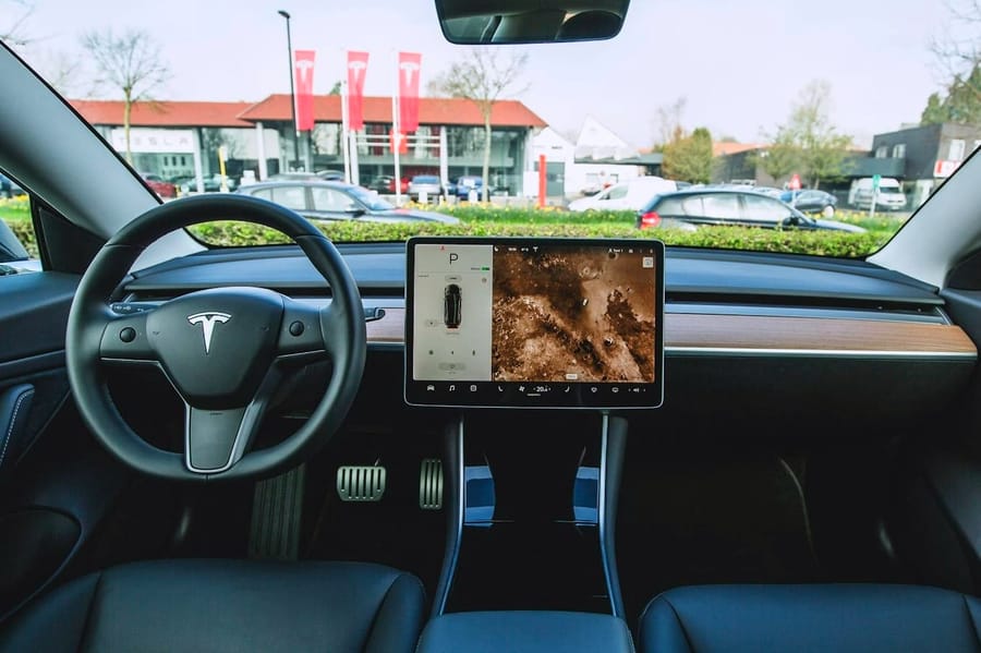 Nova atualização da Tesla torna condução (ainda) mais suave e inteligente